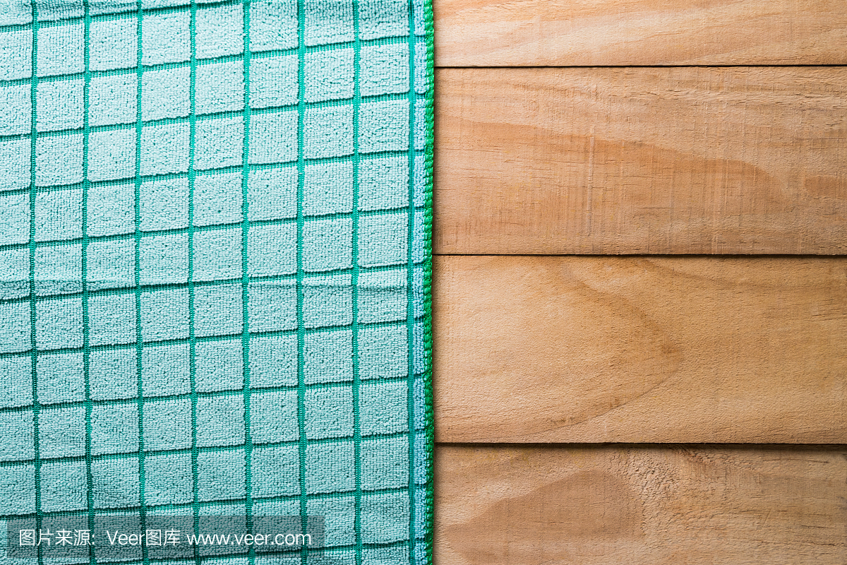 绿色桌布上的木材背景,俯视图,空木桌产品展示